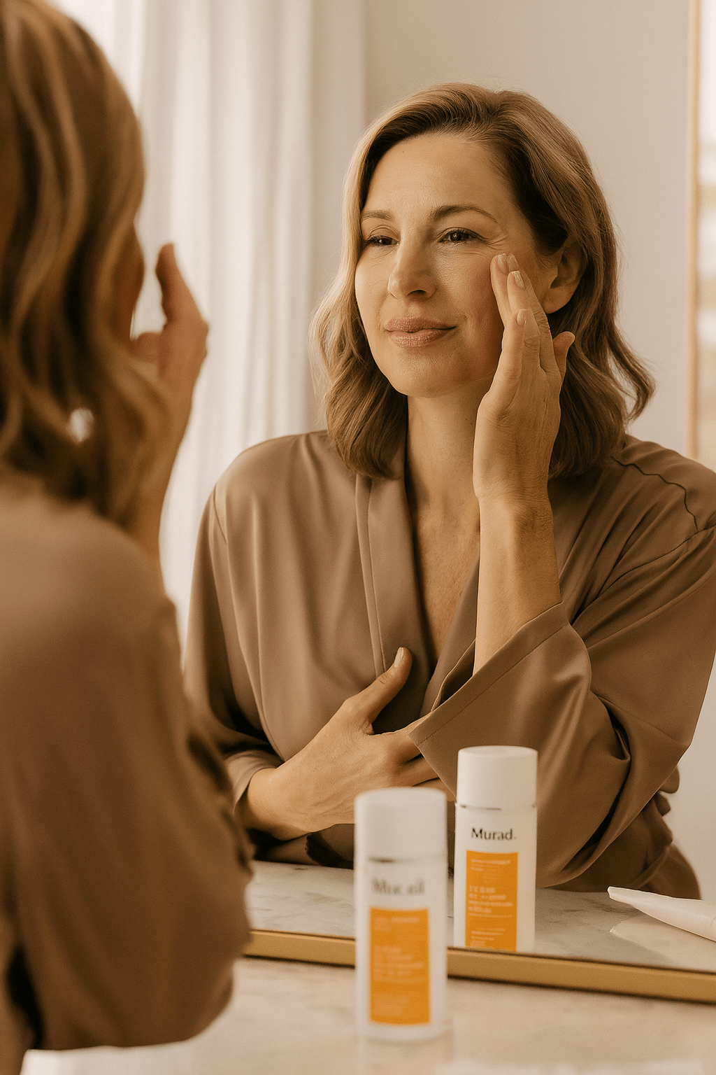 γυναίκα βάζει αντηλιακό προσώπου για λιπαρό δέρμα.