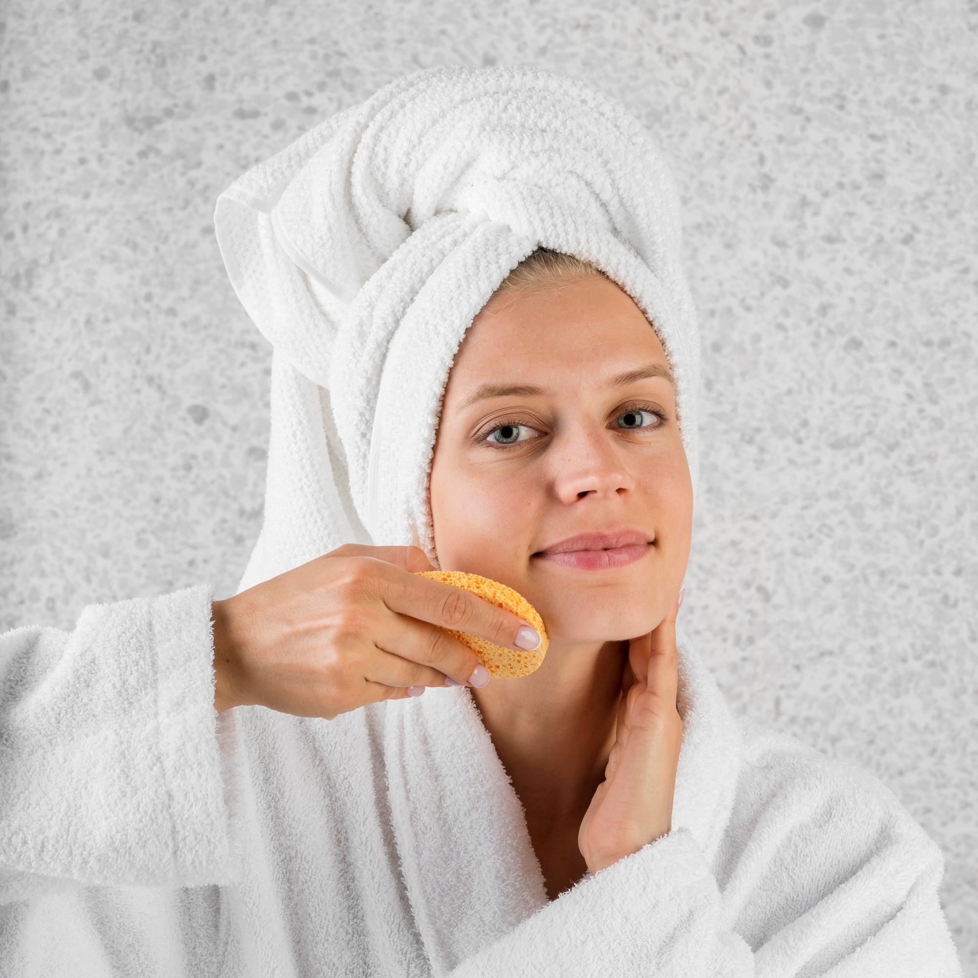 γυναίκα κάνει καθαρισμό προσώπου.jpg