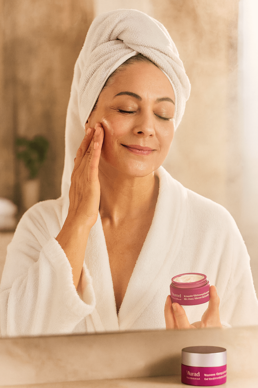 γυναίκα στο μπάνιο της βάζει κρέμα αντιγήρανσης.