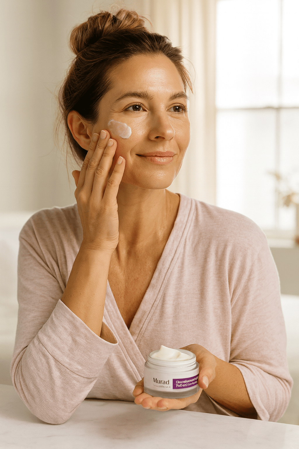 γυναίκα φορά αντηλιακό για λιπαρό δέρμα από την murad.